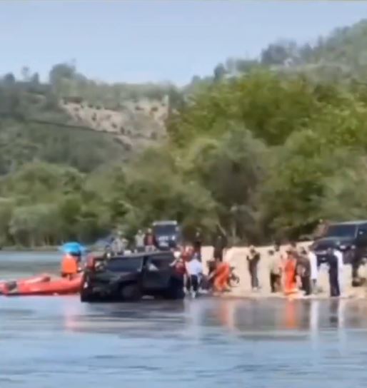 救援人员女将车捞起 救援人员女将车捞起