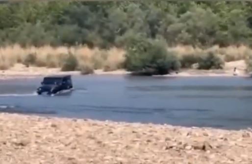 越野车被河水冲往下游。 越野车被河水冲往下游。