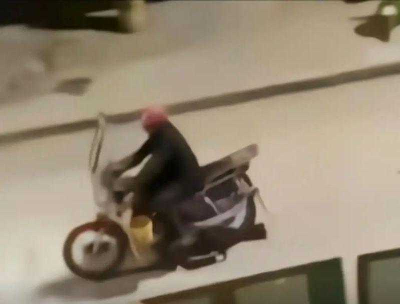 疑凶作案后骑电单车逃离现场。微博 疑凶作案后骑电单车逃离现场。微博