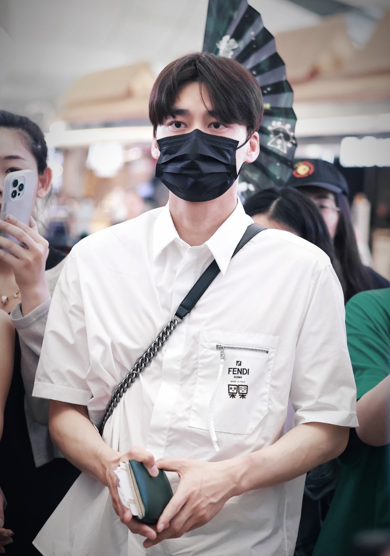 李易峰抵達泰國機場時有大批粉絲接機。微博@啊蠻蠻啊