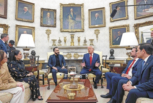 特朗普14日与萨尔瓦多总统布克勒在白宫会晤。小图为被错误遣返的加西亚。路透社 特朗普14日与萨尔瓦多总统布克勒在白宫会晤。小图为被错误遣返的加西亚。路透社