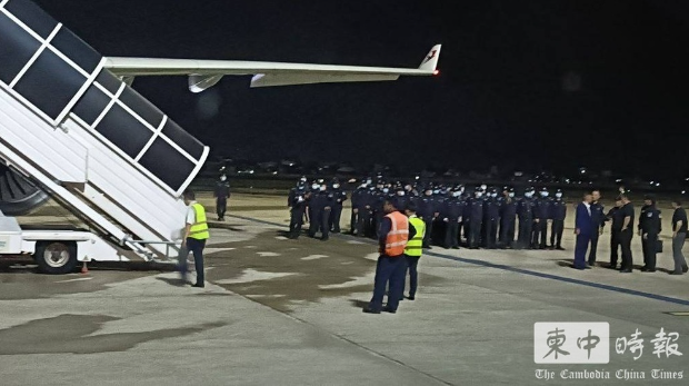 柬埔寨将100名电诈嫌犯移交中国,其中包括台湾人。 柬中时报 柬埔寨将100名电诈嫌犯移交中国,其中包括台湾人。 柬中时报