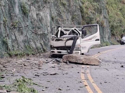落石砸中小货车。 落石砸中小货车。