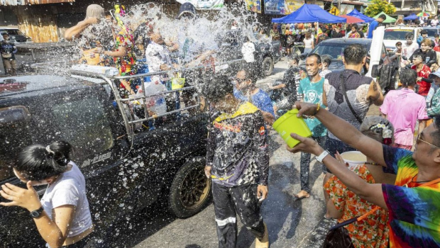 泼水节吸引无数游客到泰国旅游。 泼水节吸引无数游客到泰国旅游。