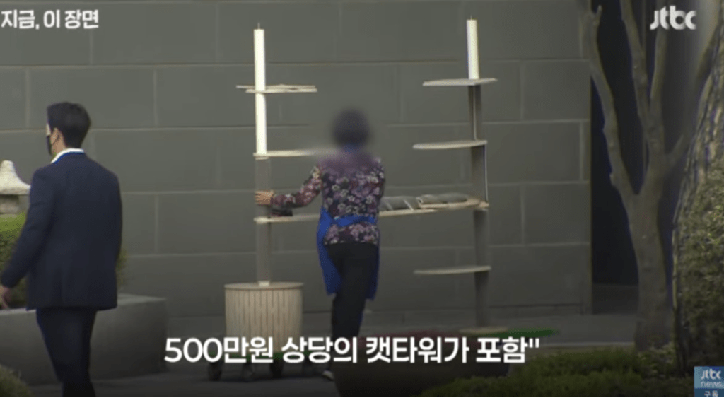 当尹氏夫妇将官邸物品搬运到瑞草区的私宅期间,韩媒拍到,单是其中一个猫爬架便价值500万韩元。JTBC电视台画面截图 当尹氏夫妇将官邸物品搬运到瑞草区的私宅期间,韩媒拍到,单是其中一个猫爬架便价值500万韩元。JTBC电视台画面截图