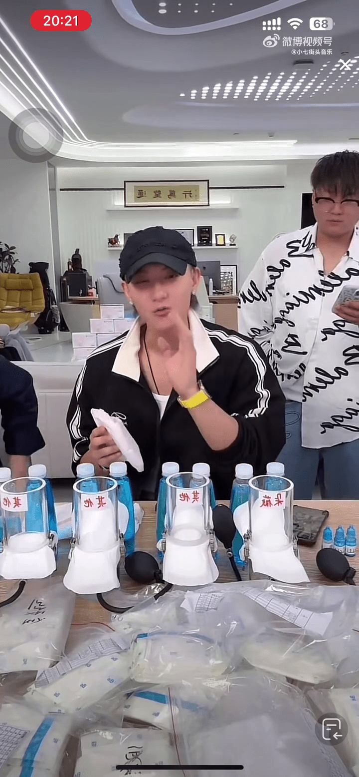 黃子韜在直播間首次展示了他合夥收購的衛生巾工廠做的產品。