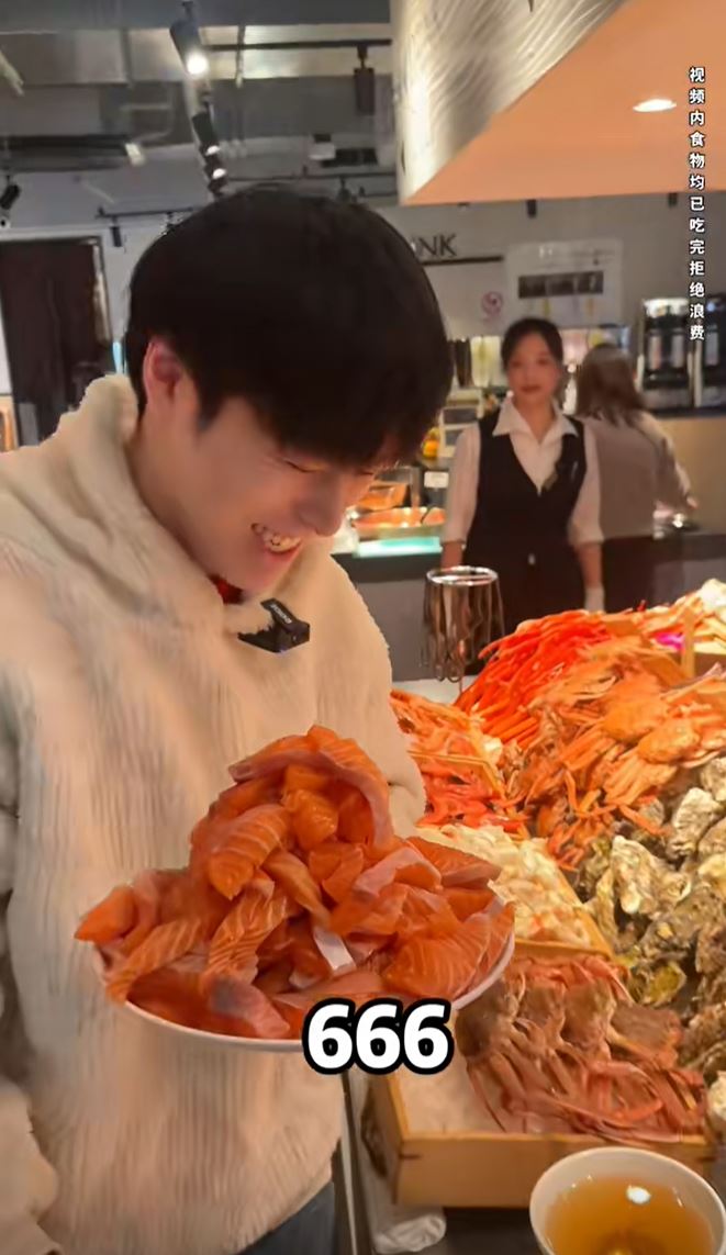 鄧炫瘋取了大量食材。抖音@鄧炫瘋