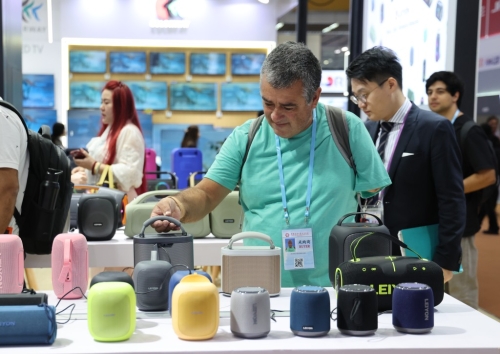 大量外国客户参加广交会,采购合适产品。新华社 大量外国客户参加广交会,采购合适产品。新华社