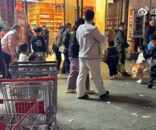 贵州有超市结业前清货,店内逾500辆购物车遭居民偷走。新京报 贵州有超市结业前清货,店内逾500辆购物车遭居民偷走。新京报