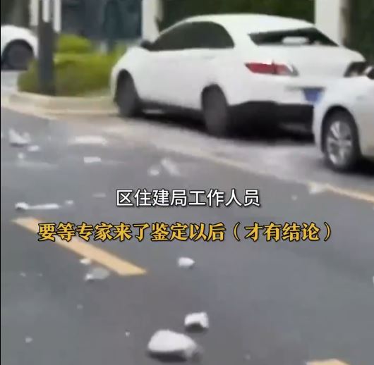 涉事大樓下的多輛汽車被吹落的石塊擊毀。時速新聞