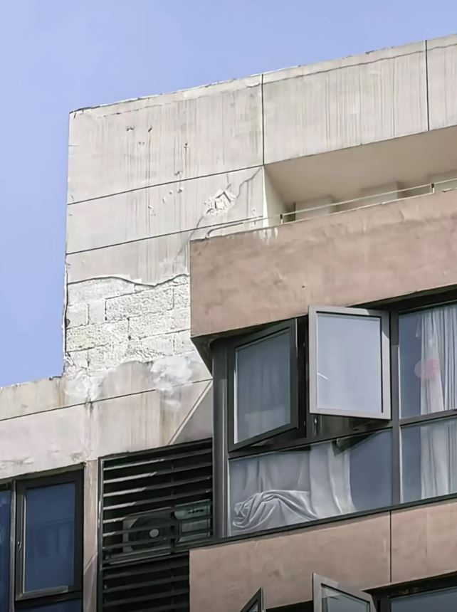 大廈外牆部份亦被吹毀。抖音@南昌保利天滙天坑