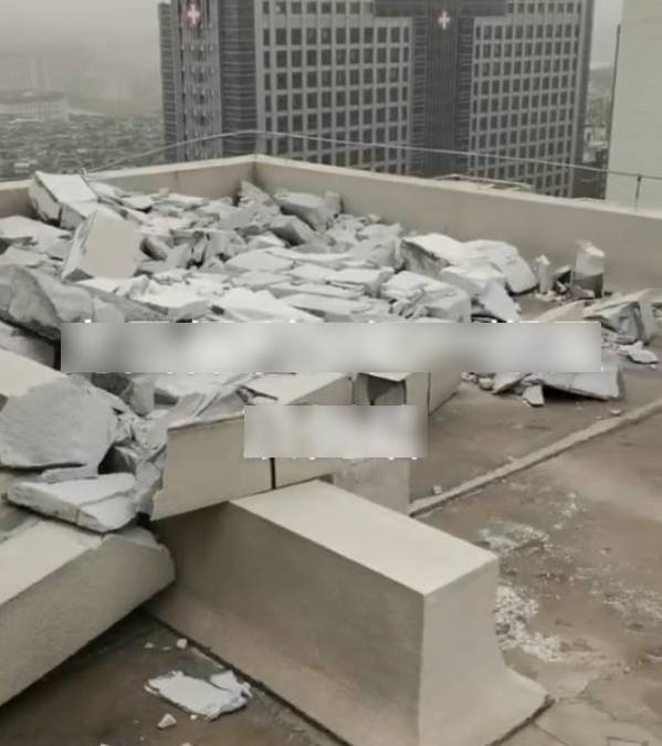 江西南昌有屋苑的頂層「炮樓」被大風吹散。抖音@南昌保利天滙天坑