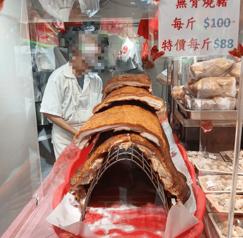 从楼主上传的照片可见,数片烧猪背肉铺在铁丝网上,这些「无骨烧猪」没有猪头、猪手和猪脚 从楼主上传的照片可见,数片烧猪背肉铺在铁丝网上,这些「无骨烧猪」没有猪头、猪手和猪脚