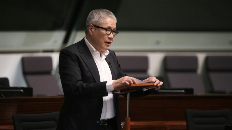 管浩鸣指有市民向他反映质疑只向长者和弱势社群开刀。 陈浩元摄.jpg 管浩鸣指有市民向他反映质疑只向长者和弱势社群开刀。 陈浩元摄.jpg