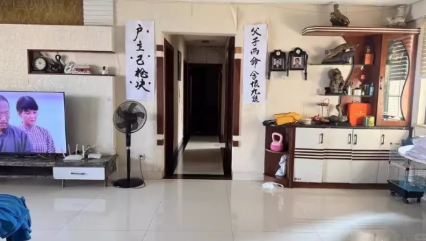 李俊鹏被法拍的单位贴有多条条幅。 李俊鹏被法拍的单位贴有多条条幅。