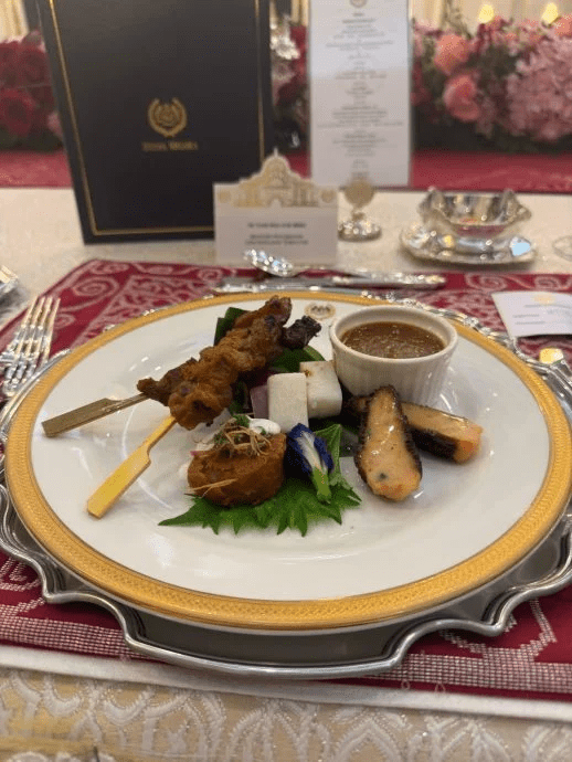 前菜:碳烤鸡肉和羊肉沙爹串。 前菜:碳烤鸡肉和羊肉沙爹串。