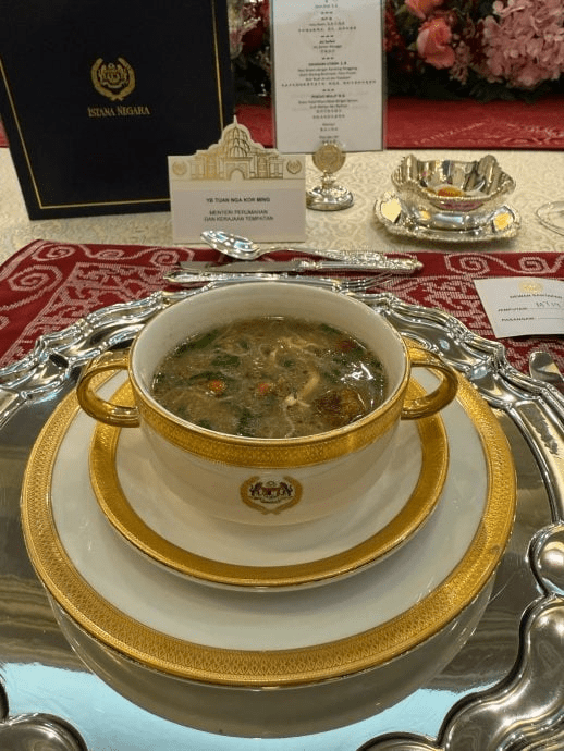 汤:香料鸡汤配鸡丝、花生、粉丝和香葱。 汤:香料鸡汤配鸡丝、花生、粉丝和香葱。