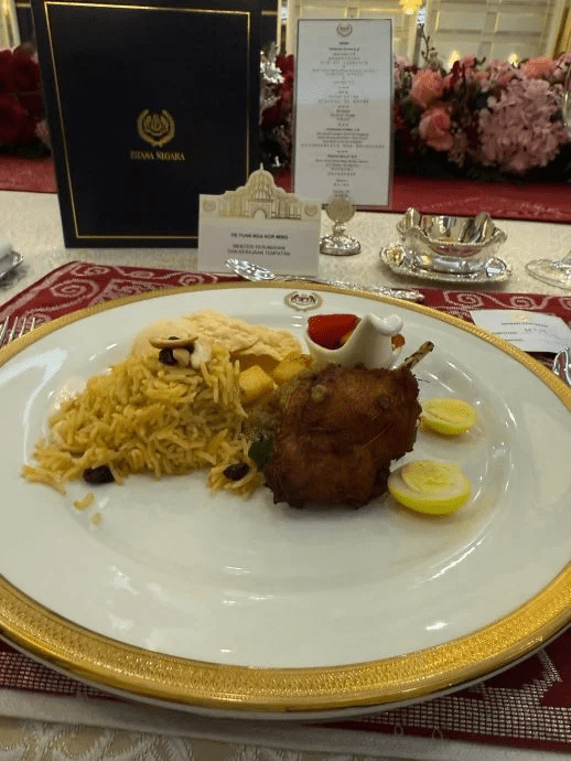 主菜马来羊肉焗饭配香炸童子鸡。 主菜马来羊肉焗饭配香炸童子鸡。