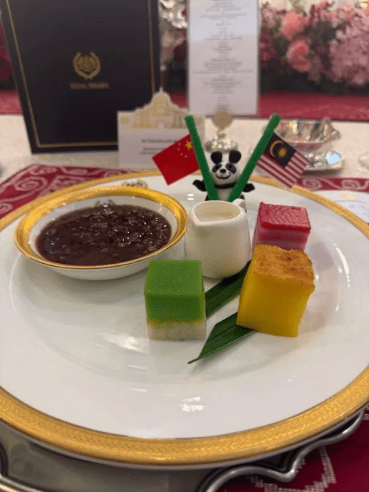 甜品: 椰奶黑糯米糖水,传统马来糕和娘惹糕。 甜品: 椰奶黑糯米糖水,传统马来糕和娘惹糕。