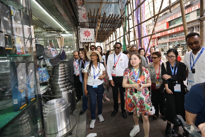 罗淑佩带领众嘉宾到访油麻地天后庙、红砖屋、果栏等地方。 罗淑佩带领众嘉宾到访油麻地天后庙、红砖屋、果栏等地方。