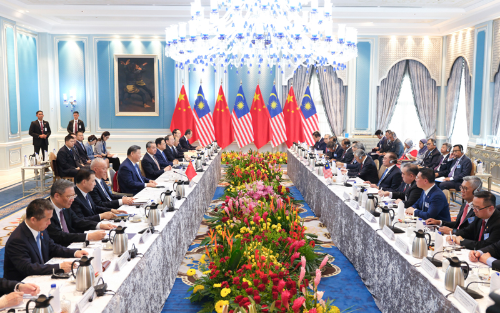 4月16日下午,国家主席习近平同马来西亚总理安瓦尔在布特拉加亚总理官邸举行会谈。 4月16日下午,国家主席习近平同马来西亚总理安瓦尔在布特拉加亚总理官邸举行会谈。