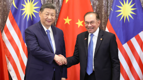 4月16日下午,国家主席习近平同马来西亚总理安瓦尔在布特拉加亚总理官邸举行会谈。会谈后,两国领导人共同见证中马双方交换双边合作文本。这是习近平同安瓦尔握手。 4月16日下午,国家主席习近平同马来西亚总理安瓦尔在布特拉加亚总理官邸举行会谈。会谈后,两国领导人共同见证中马双方交换双边合作文本。这是习近平同安瓦尔握手。