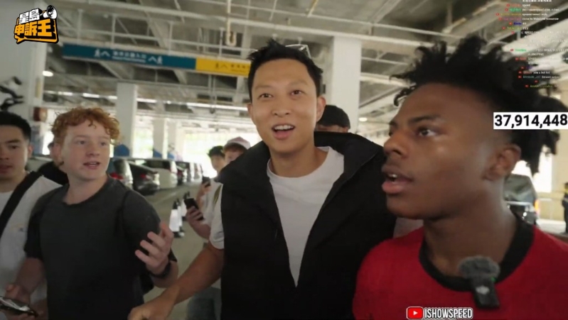 在海洋公园时 ,Speed 由本地著名网红“托哥”(图中)做导游,惟之后便中止合作。 (来源:IShowSpeed直播截图) 在海洋公园时 ,Speed 由本地著名网红“托哥”(图中)做导游,惟之后便中止合作。 (来源:IShowSpeed直播截图)