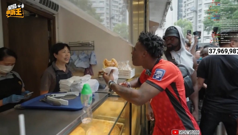 阿聪带Speed到北角一间茶餐厅,吃地道菠萝油和外卖,但事后引起争议。 (来源:IShowSpeed直播截图) 阿聪带Speed到北角一间茶餐厅,吃地道菠萝油和外卖,但事后引起争议。 (来源:IShowSpeed直播截图)