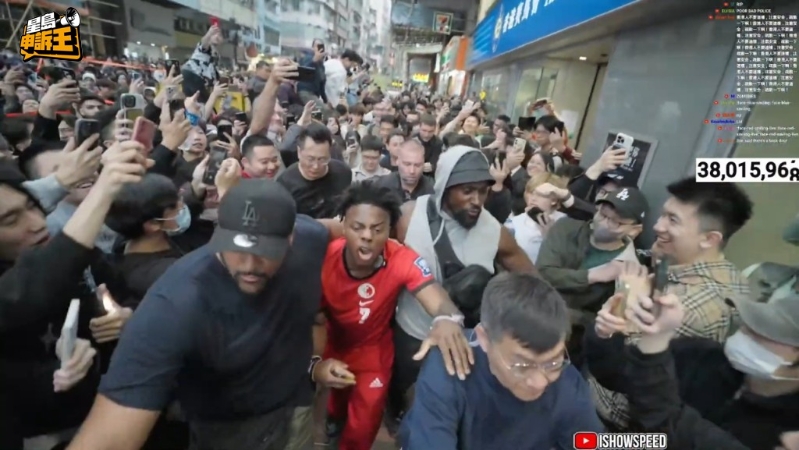 Speed所到之处都逼满大批粉丝。 (来源:IShowSpeed直播截图) Speed所到之处都逼满大批粉丝。 (来源:IShowSpeed直播截图)