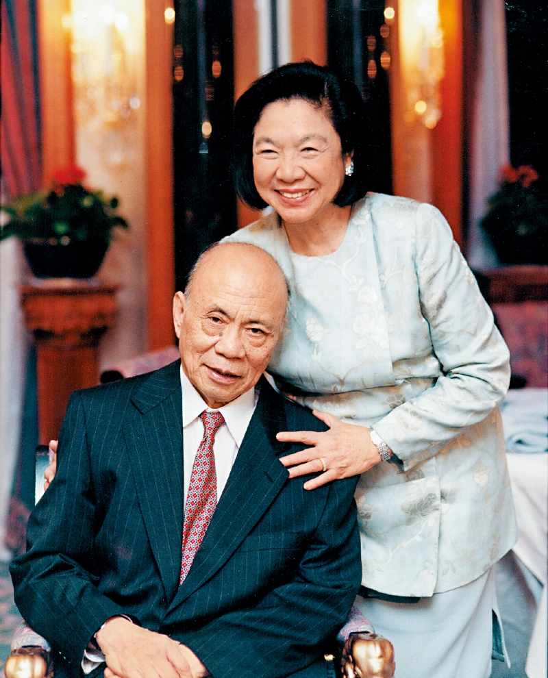 胡世昌医生(左)与夫人胡周妙坤(右),二人伉俪情深,为中国艺术史研究作出卓越贡献。.jpeg 胡世昌医生(左)与夫人胡周妙坤(右),二人伉俪情深,为中国艺术史研究作出卓越贡献。.jpeg