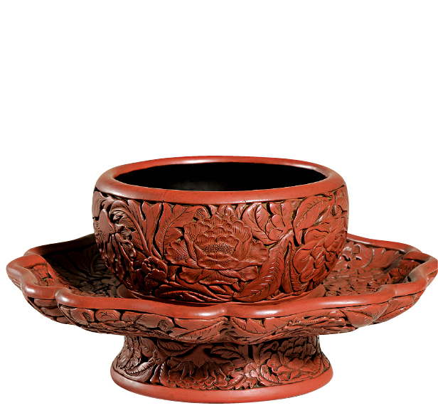 剔红四季花卉纹盏托制作于明初洪武至永乐年间,由三部分组成:圆形盏、葵瓣形盘及外撇高足,雕工精湛。 剔红四季花卉纹盏托制作于明初洪武至永乐年间,由三部分组成:圆形盏、葵瓣形盘及外撇高足,雕工精湛。