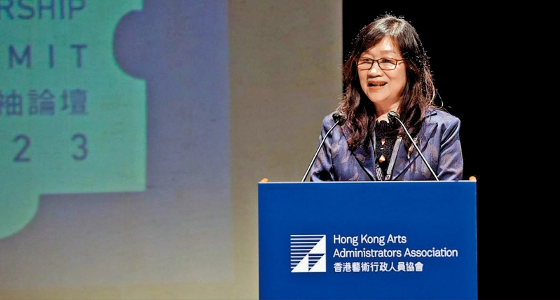 2023年,何黎敏怡以主席身份在香港艺术行政人员协会主办的文化领袖论坛致辞。 2023年,何黎敏怡以主席身份在香港艺术行政人员协会主办的文化领袖论坛致辞。