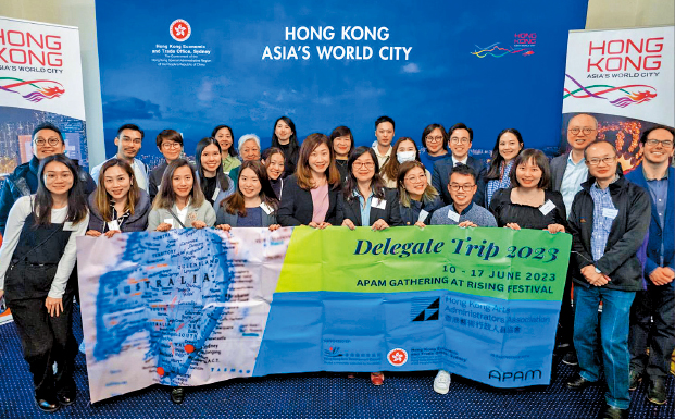 何黎敏怡率领代表团往澳洲交流,与当时香港驻悉尼经济贸易办事处处长林美仪和参与者合照。 何黎敏怡率领代表团往澳洲交流,与当时香港驻悉尼经济贸易办事处处长林美仪和参与者合照。