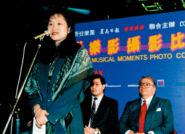 何黎敏怡主持港乐与《星岛日报》合办的声光乐影摄影比赛颁奖礼。 何黎敏怡主持港乐与《星岛日报》合办的声光乐影摄影比赛颁奖礼。