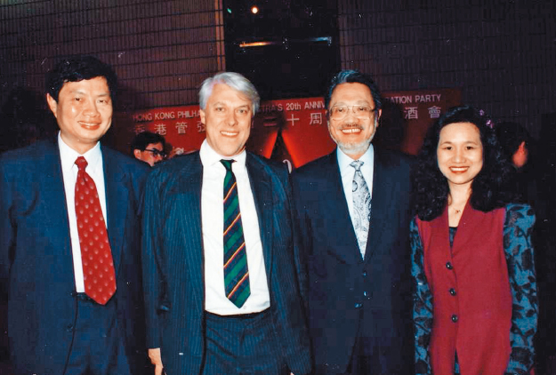 在港乐20周年酒会上,何黎敏怡与两位前主席,郭志权博士(右二)及张建东先生(左一)合照。 在港乐20周年酒会上,何黎敏怡与两位前主席,郭志权博士(右二)及张建东先生(左一)合照。