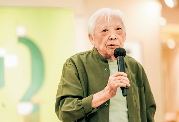 现年93岁的霍刚乃享誉盛名的抽象艺术家,其作品融合西方几何抽象的理性,以及东方书法文化的感性。 现年93岁的霍刚乃享誉盛名的抽象艺术家,其作品融合西方几何抽象的理性,以及东方书法文化的感性。