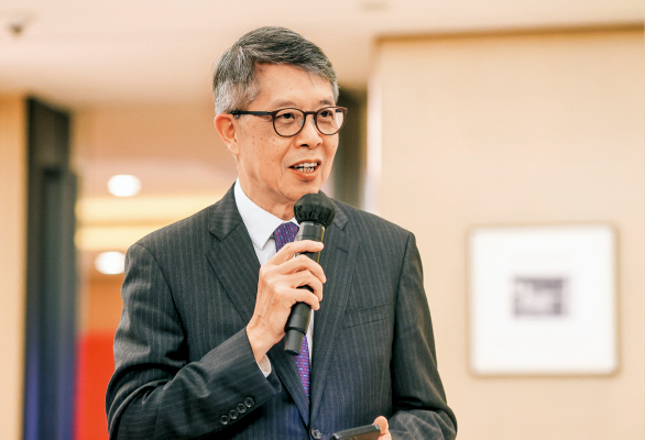 九龙仓主席兼常务董事吴天海表示,艺术品为精致的空间增添灵魂,而顶级空间则让艺术的魅力更加彰显。 九龙仓主席兼常务董事吴天海表示,艺术品为精致的空间增添灵魂,而顶级空间则让艺术的魅力更加彰显。