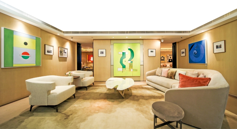 客厅中间摆放的,正是展览的主视觉作品之一,《抽象2020-020》,完美融入家具环境。 客厅中间摆放的,正是展览的主视觉作品之一,《抽象2020-020》,完美融入家具环境。