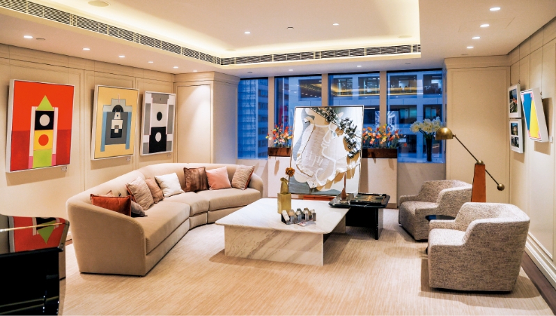 霍刚优雅、简约、纯粹的艺术作品,与九龙仓及会德丰旗下山顶系列的优雅美学巧妙结合。 霍刚优雅、简约、纯粹的艺术作品,与九龙仓及会德丰旗下山顶系列的优雅美学巧妙结合。