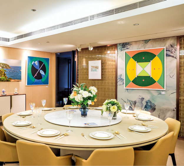 在饭厅悬挂的两幅几何作品,个中色系搭配以及构图,尽显现代简约风格美学。 在饭厅悬挂的两幅几何作品,个中色系搭配以及构图,尽显现代简约风格美学。