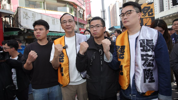 国民党主席朱立伦(右三)17日赴板桥为罢免民进党“立委”张宏陆的团体打气 国民党主席朱立伦(右三)17日赴板桥为罢免民进党“立委”张宏陆的团体打气