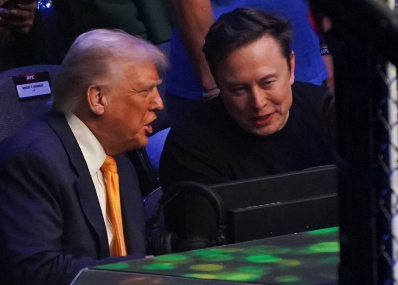 美国总统川普和他的亿万富翁左右手马斯克13日在美国佛州迈阿密卡西亚中心(Kaseya Center)观赏 「UFC 314」赛事。(路透) 美国总统川普和他的亿万富翁左右手马斯克13日在美国佛州迈阿密卡西亚中心(Kaseya Center)观赏 「UFC 314」赛事。(路透)
