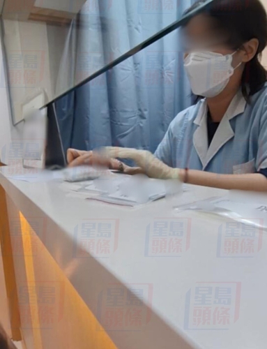 诊所助理向记者讲解药物 诊所助理向记者讲解药物