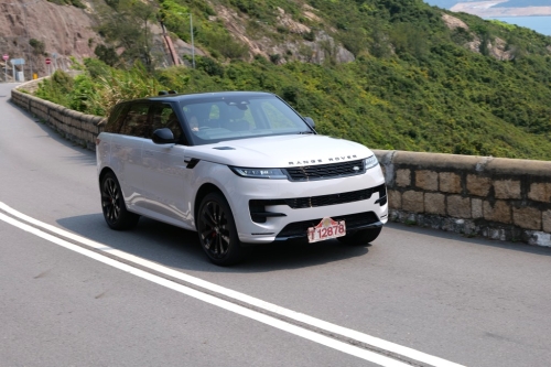 Range Rover Sport P360 Dynamic入门新版输出360ps马力和500Nm扭力,起动加速比旧版P400爽快直接。 Range Rover Sport P360 Dynamic入门新版输出360ps马力和500Nm扭力,起动加速比旧版P400爽快直接。