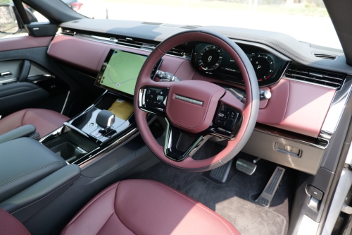 Range Rover Sport P360 Dynamic双色皮革车厢雍容华贵,新版取消冷气实体键,改于中控触屏操作。 Range Rover Sport P360 Dynamic双色皮革车厢雍容华贵,新版取消冷气实体键,改于中控触屏操作。