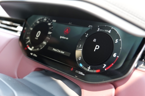 Range Rover Sport P360 Dynamic配有13.7吋数码仪表板。 Range Rover Sport P360 Dynamic配有13.7吋数码仪表板。