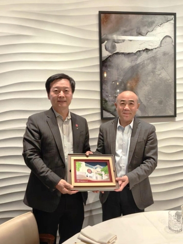 秦泗钊(左)亦与与中国驻英国大使馆科技公参丁明勤(右)会面。 岭大提供 秦泗钊(左)亦与与中国驻英国大使馆科技公参丁明勤(右)会面。 岭大提供