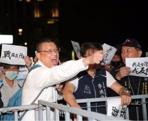 检调侦办罢免死亡连署案,国民党支持者17日晚间聚集在北检外,高喊口号抗议。 检调侦办罢免死亡连署案,国民党支持者17日晚间聚集在北检外,高喊口号抗议。