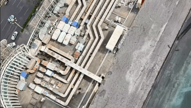 河北9岁女童25楼堕至7楼平台(住户窗外环境)。 河北9岁女童25楼堕至7楼平台(住户窗外环境)。