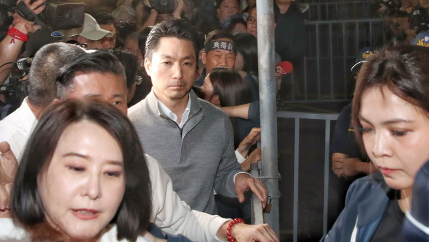 检调侦办罢免死亡连署案,国民党支持者17日晚间聚集在北检外,高喊口号抗议。 台北市长在议员及立委陪同下抵达。 检调侦办罢免死亡连署案,国民党支持者17日晚间聚集在北检外,高喊口号抗议。 台北市长在议员及立委陪同下抵达。